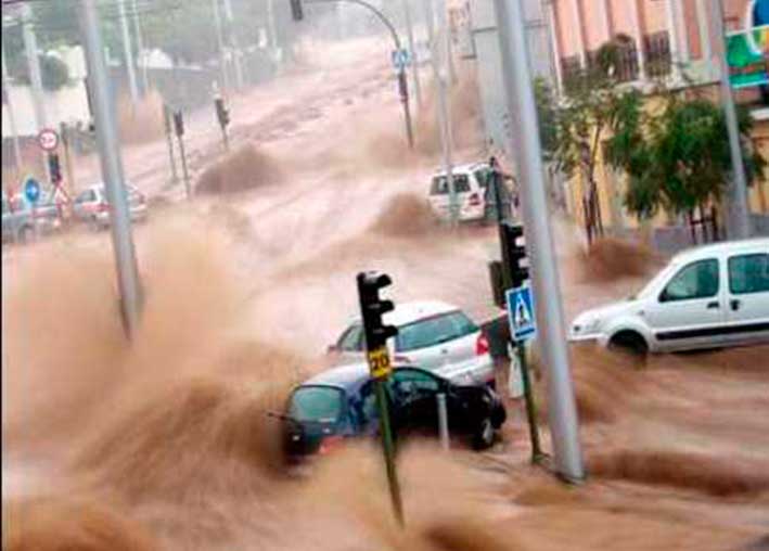 (En la imagen, aluvión de agua durante la tormenta tropical Delta)