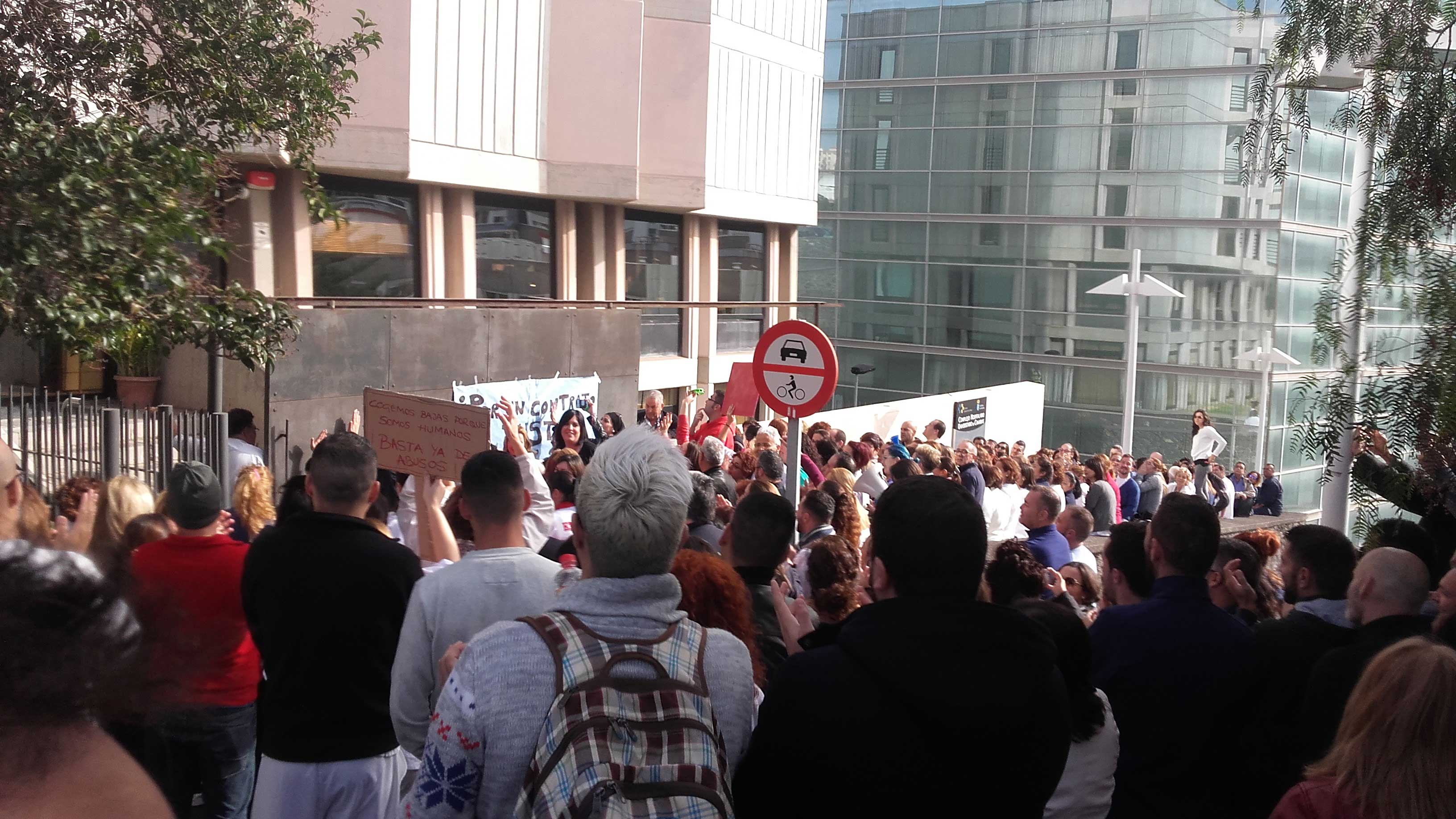 Nueva protesta de trabajadores del HUC contra el esclavismo laboral Nueva protesta de trabajadores del HUC contra el esclavismo laboral