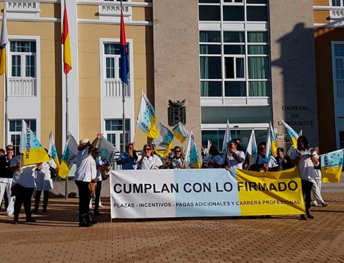 Protesta en el Cabildo de Lanzarote por la vejatoria situación laboral de los trabajadores del Hospital insular