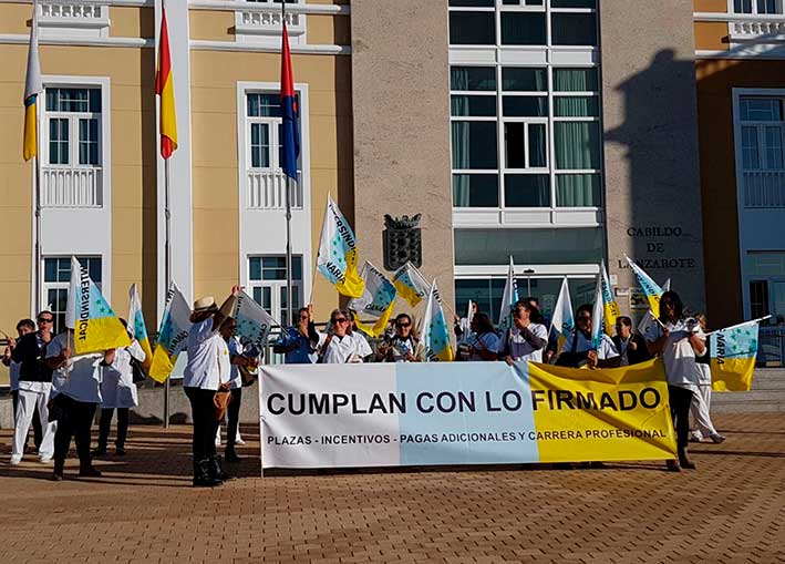 Protesta en el Cabildo de Lanzarote por la vejatoria situación laboral de los trabajadores del Hospital insular