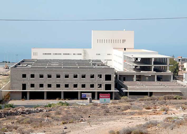 Las presiones políticas obligan a abrir camas sin que en el hospital del sur se cuenten con los medios materiales y humanos suficientes