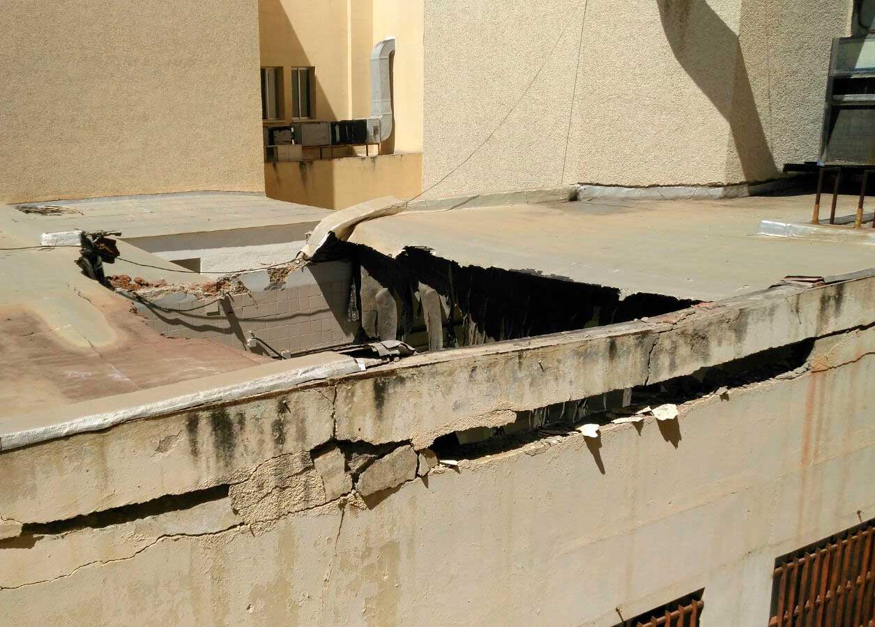 El abandono de las estructuras sanitarias provoca el desprendimiento de la cubierta de la antigua cocina del Hospital del Tórax