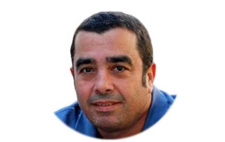 Las familias canarias, con el agua al cuello: salarios más bajos, precios más altos y los tipos de interés por las nubes Las familias canarias, con el agua al cuello: salarios más bajos, precios más altos y los tipos de interés por las nubes