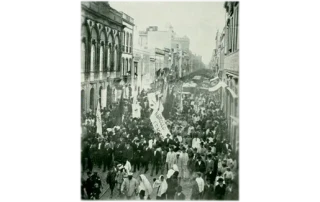 Una muchedumbre homenajea a los obreros asesinados en Calle de Molinos 19 de noviembre de 1911 Una muchedumbre homenajea a los obreros asesinados en Calle de Molinos 19 de noviembre de 1911