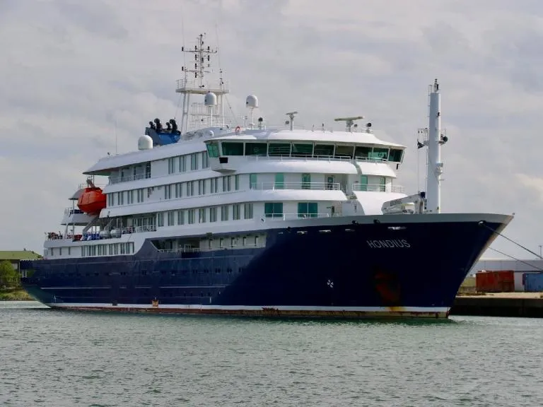 El atraque del “MV Hondius” en Canarias, supone un perjuicio terapéutico para los pasajeros y un riesgo de expansión del virus innecesario.