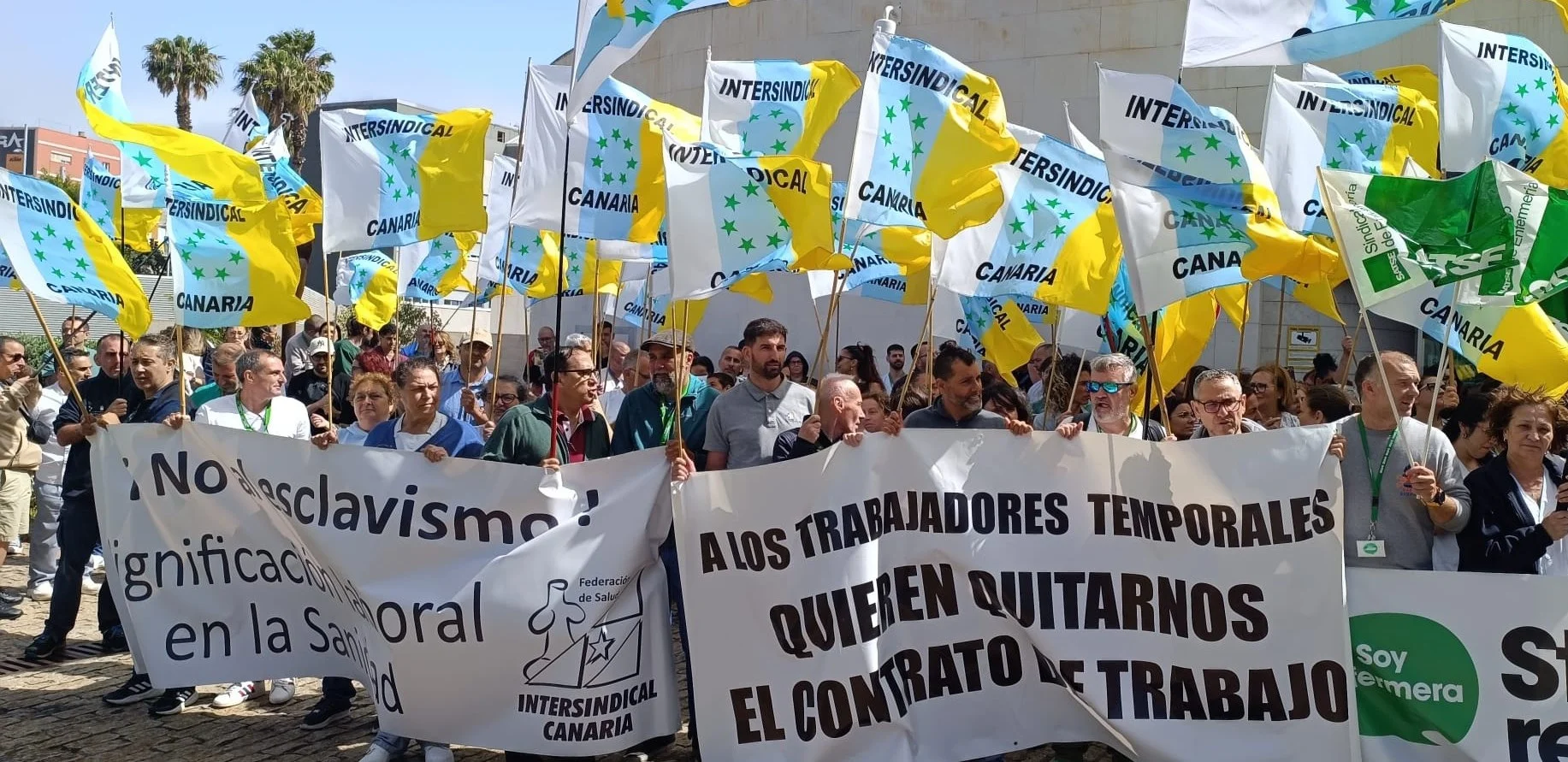 Los trabajadores denuncian que el gobierno de Canarias estrangula a la sanidad pública robándole profesionales Los trabajadores denuncian que el gobierno de Canarias estrangula a la sanidad pública robándole profesionales