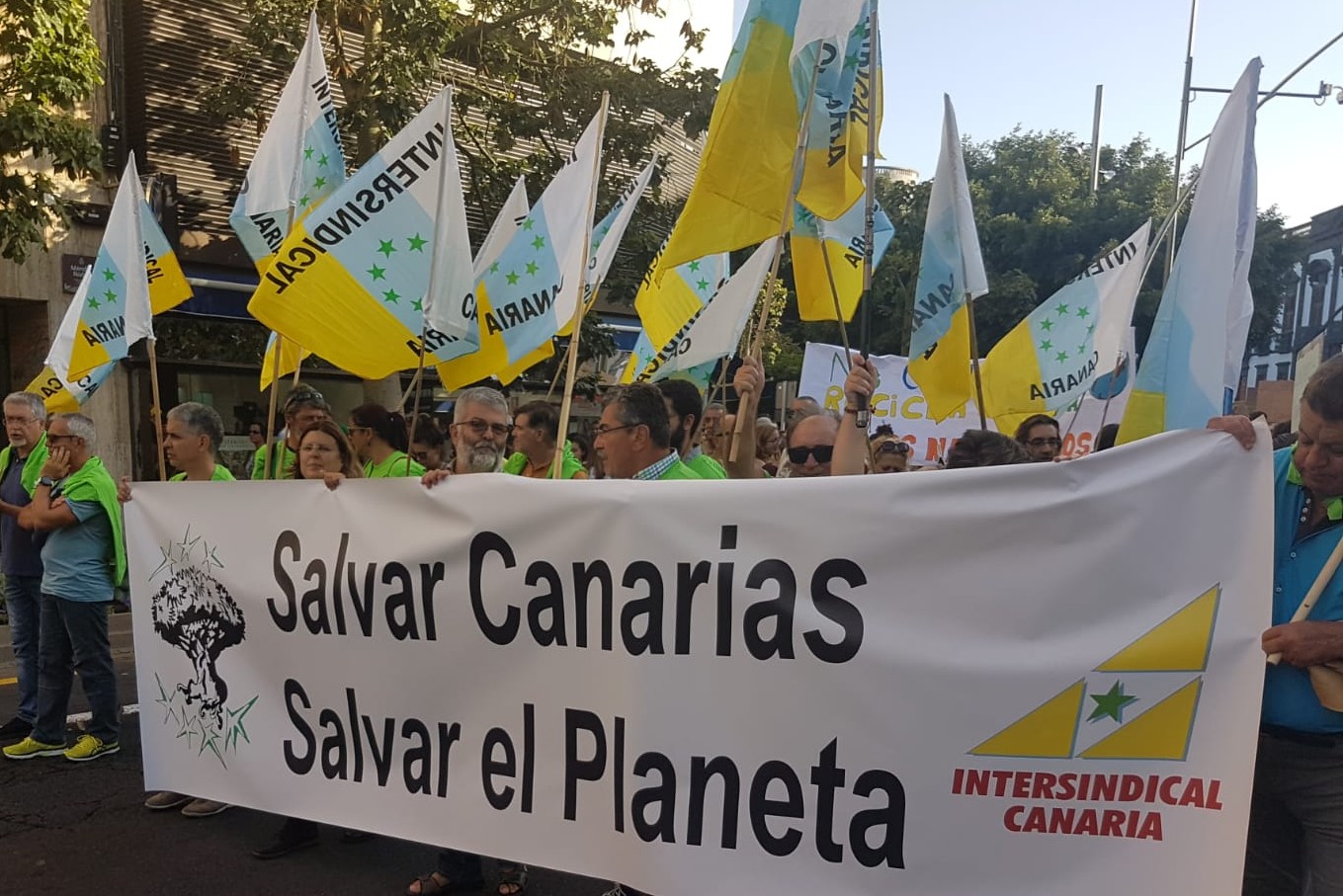 Los canarios desprotegidos ante un gobierno que practica el negacionismo climático Los canarios desprotegidos ante un gobierno que practica el negacionismo climático
