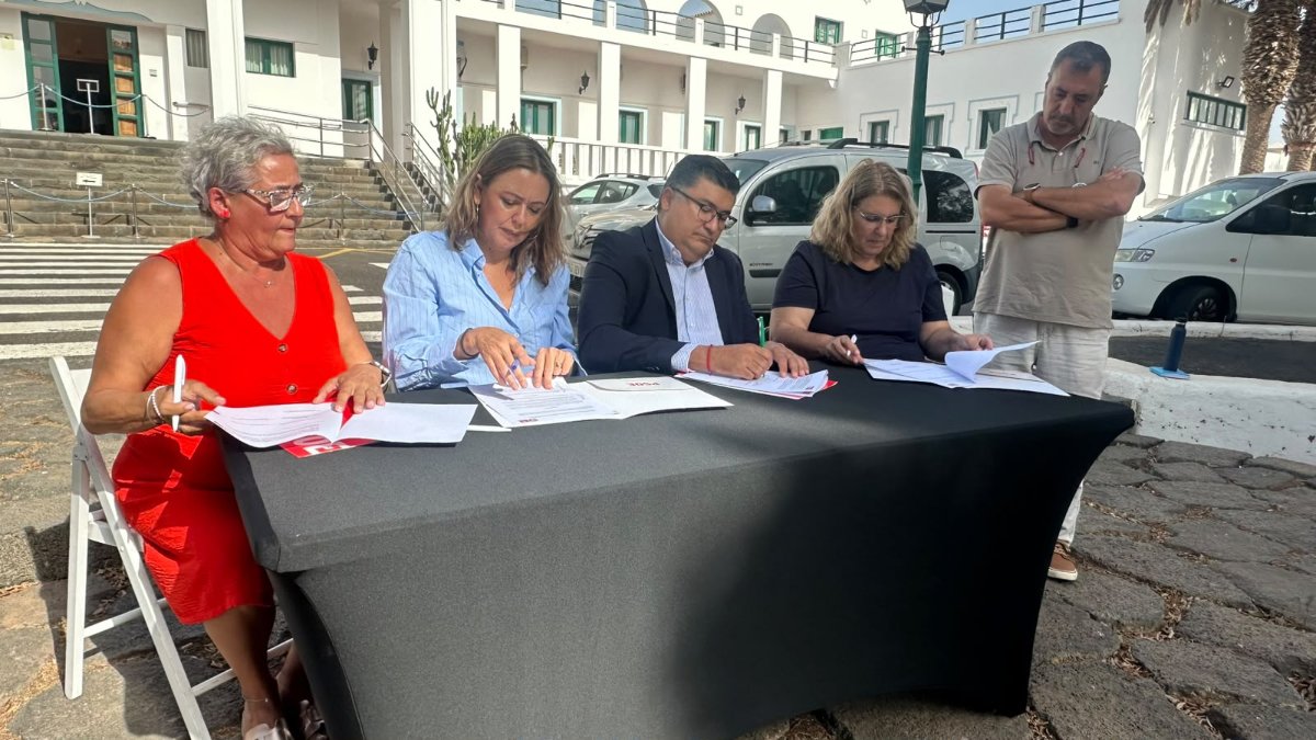 El PSOE e Intersindical Canaria firman un documento de compromiso por la defensa del Hospital Insular de Lanzarote