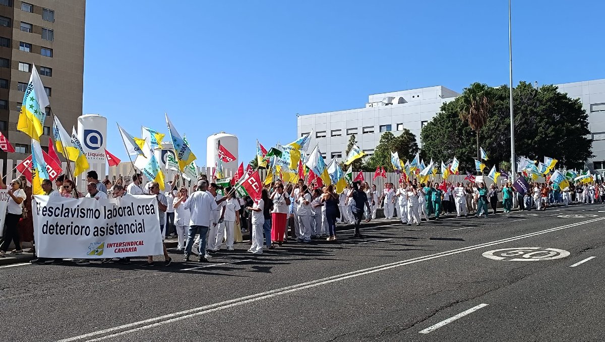 Los trabajadores del HOSPITAL DE LA CANDELARIA se suman a las protestas por los recortes de plantilla